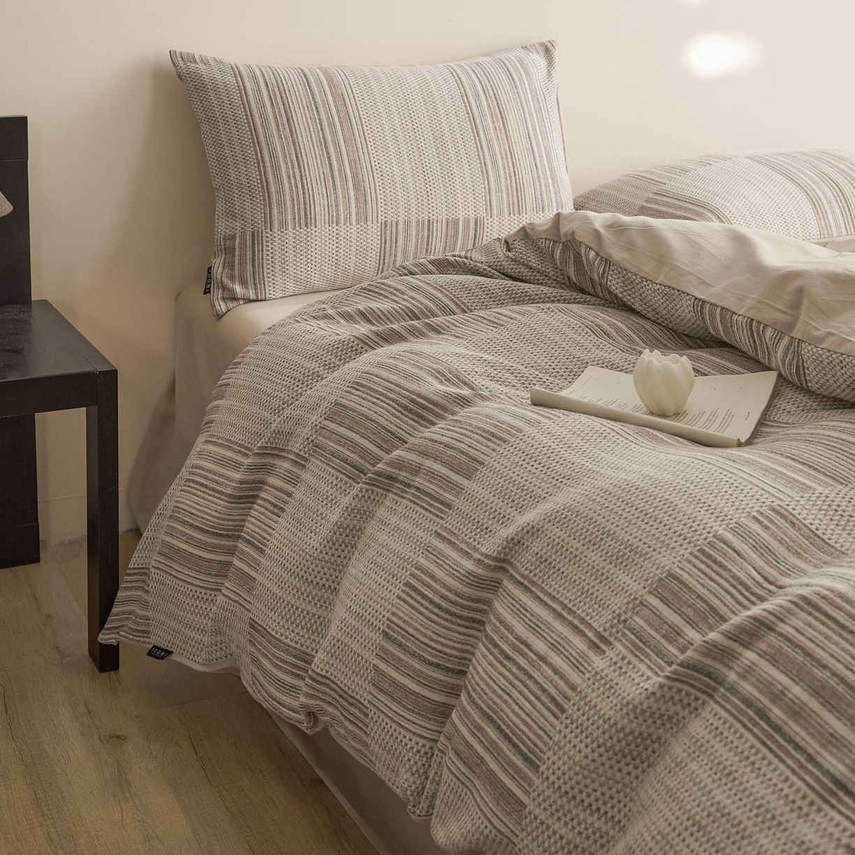 91家纺网 家纺一手货源 找家纺 涵宸家纺 2025新款简约款全棉磨毛提花四件套-未眠 尤里-咖