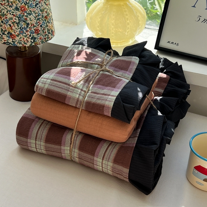 91家纺网 家纺一手货源 找家纺 韩巢家纺 2025新款双层纱经典复古风格子被套四件套直播热销款学生宿舍寝室床单三件套 薄巧格纹【黑皱皱花边款】