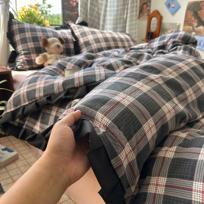 91家纺网 家纺一手货源 找家纺 韩巢家纺 2025新款双层纱经典复古风格子被套四件套直播热销款学生宿舍寝室床单三件套 幻夜格纹【黑皱皱花边款】