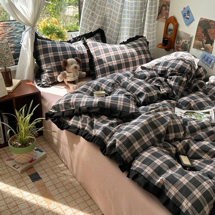 91家纺网 家纺一手货源 找家纺 韩巢家纺 2025新款双层纱经典复古风格子被套四件套直播热销款学生宿舍寝室床单三件套 幻夜格纹【黑皱皱花边款】