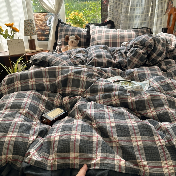 91家纺网 家纺一手货源 找家纺 韩巢家纺 2025新款双层纱经典复古风格子被套四件套直播热销款学生宿舍寝室床单三件套 幻夜格纹【黑皱皱花边款】