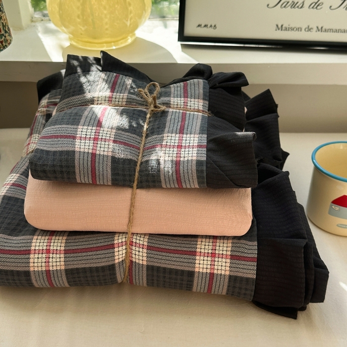 91家纺网 家纺一手货源 找家纺 韩巢家纺 2025新款双层纱经典复古风格子被套四件套直播热销款学生宿舍寝室床单三件套 幻夜格纹【黑皱皱花边款】