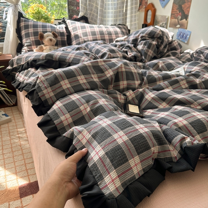 91家纺网 家纺一手货源 找家纺 韩巢家纺 2025新款双层纱经典复古风格子被套四件套直播热销款学生宿舍寝室床单三件套 幻夜格纹【黑皱皱花边款】