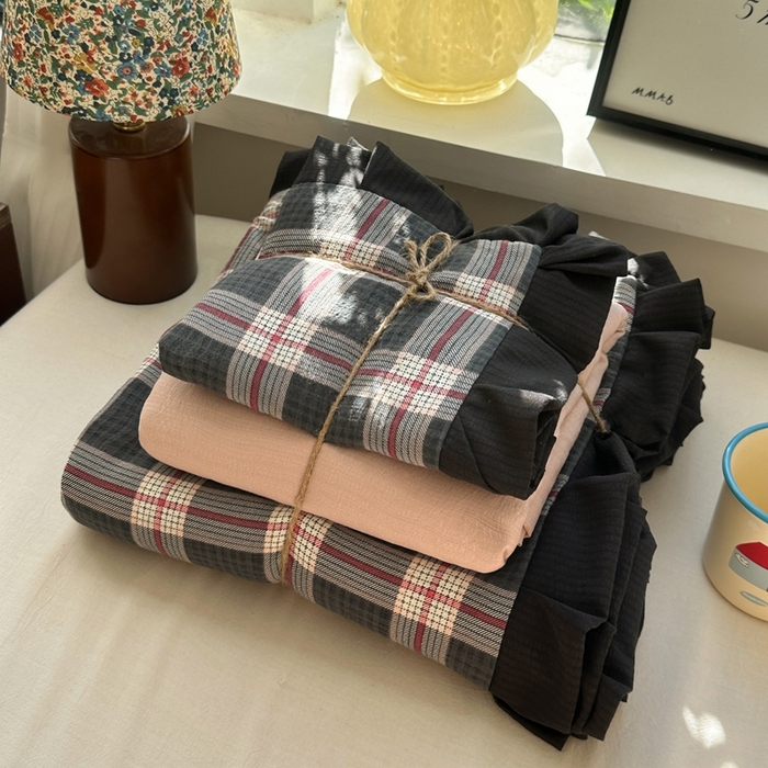 91家纺网 家纺一手货源 找家纺 韩巢家纺 2025新款双层纱经典复古风格子被套四件套直播热销款学生宿舍寝室床单三件套 幻夜格纹【黑皱皱花边款】