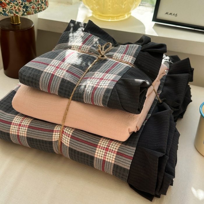 91家纺网 家纺一手货源 找家纺 韩巢家纺 2025新款双层纱经典复古风格子被套四件套直播热销款学生宿舍寝室床单三件套 幻夜格纹【黑皱皱花边款】