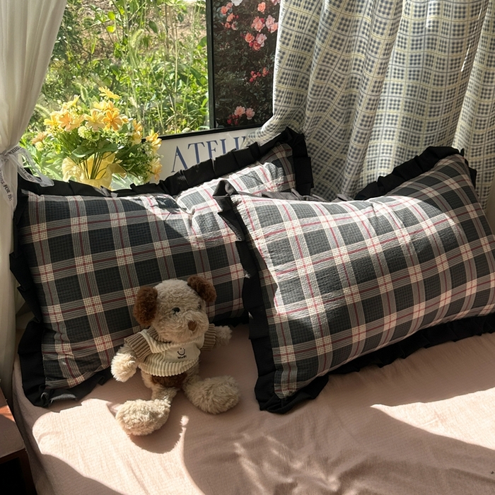 91家纺网 家纺一手货源 找家纺 韩巢家纺 2025新款双层纱经典复古风格子被套四件套直播热销款学生宿舍寝室床单三件套 幻夜格纹【黑皱皱花边款】