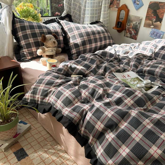 91家纺网 家纺一手货源 找家纺 韩巢家纺 2025新款双层纱经典复古风格子被套四件套直播热销款学生宿舍寝室床单三件套 幻夜格纹【黑皱皱花边款】
