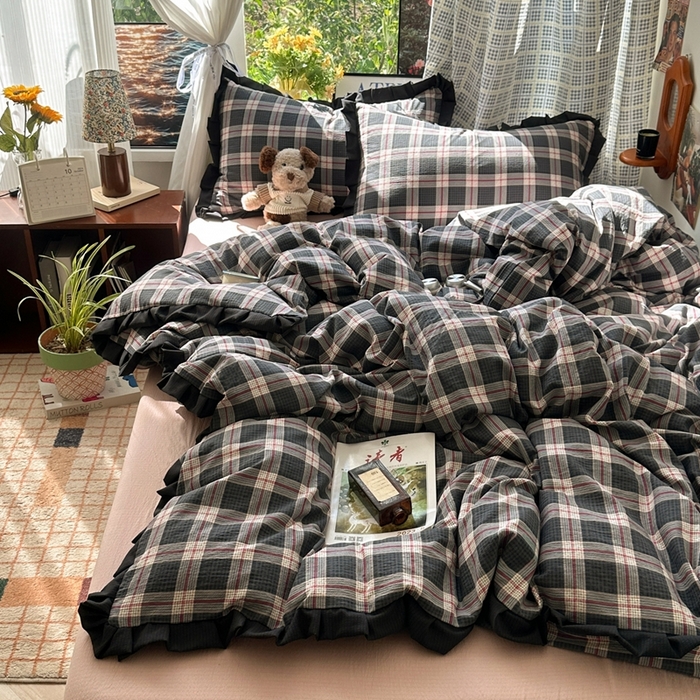 91家纺网 家纺一手货源 找家纺 韩巢家纺 2025新款双层纱经典复古风格子被套四件套直播热销款学生宿舍寝室床单三件套 幻夜格纹【黑皱皱花边款】
