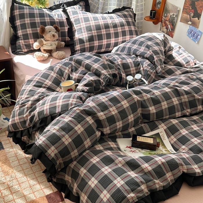 91家纺网 家纺一手货源 找家纺 韩巢家纺 2025新款双层纱经典复古风格子被套四件套直播热销款学生宿舍寝室床单三件套 幻夜格纹【黑皱皱花边款】