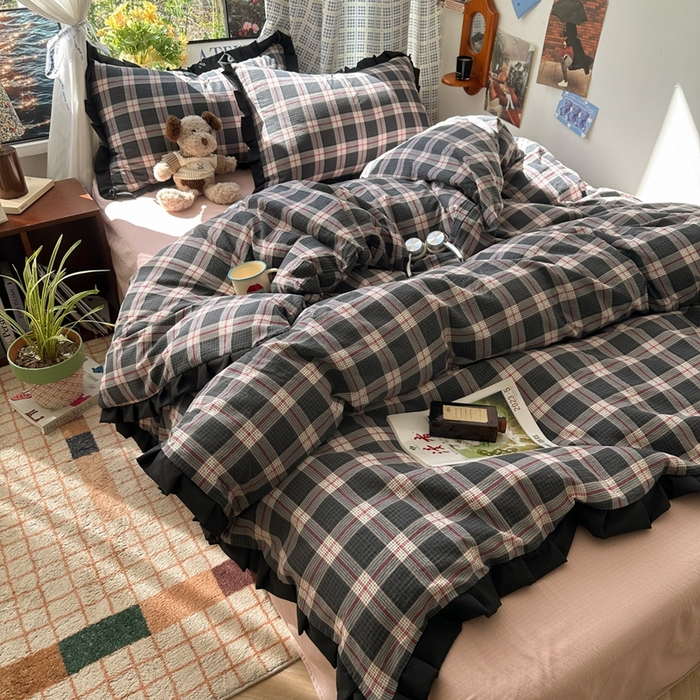 91家纺网 家纺一手货源 找家纺 韩巢家纺 2025新款双层纱经典复古风格子被套四件套直播热销款学生宿舍寝室床单三件套 幻夜格纹【黑皱皱花边款】