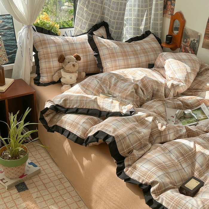 91家纺网 家纺一手货源 找家纺 韩巢家纺 2025新款双层纱经典复古风格子被套四件套直播热销款学生宿舍寝室床单三件套 鹿灵格纹【黑皱皱花边款】