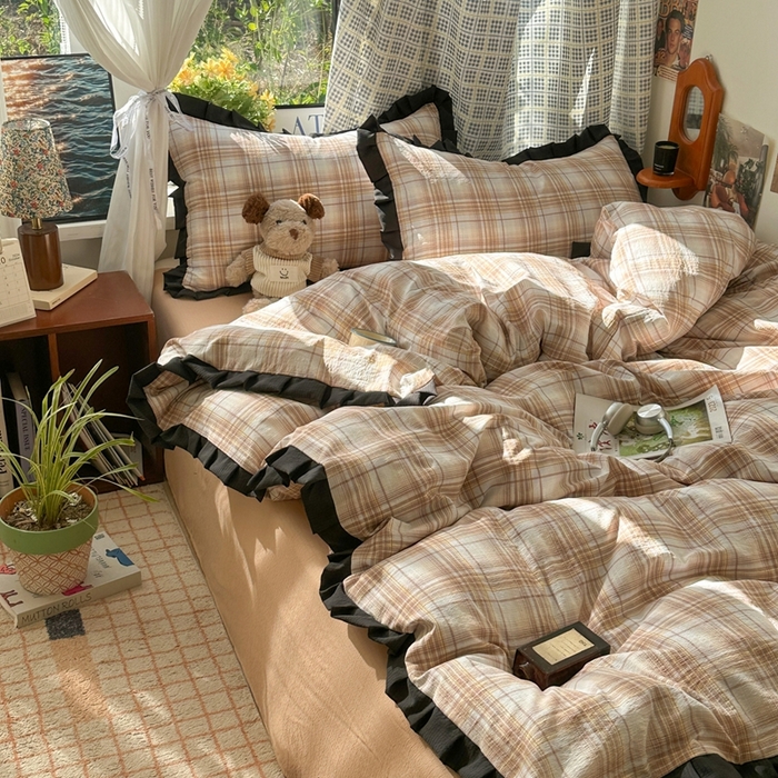 91家纺网 家纺一手货源 找家纺 韩巢家纺 2025新款双层纱经典复古风格子被套四件套直播热销款学生宿舍寝室床单三件套 鹿灵格纹【黑皱皱花边款】