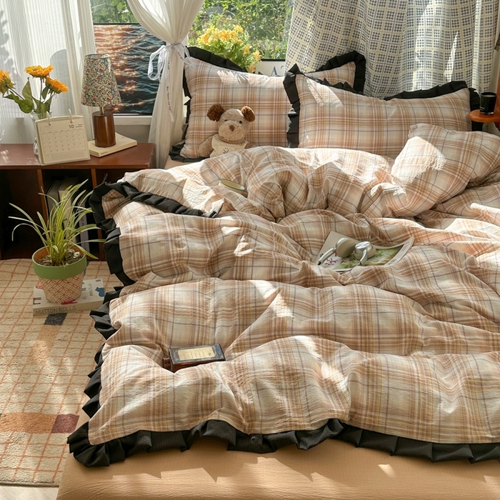 91家纺网 家纺一手货源 找家纺 韩巢家纺 2025新款双层纱经典复古风格子被套四件套直播热销款学生宿舍寝室床单三件套 鹿灵格纹【黑皱皱花边款】