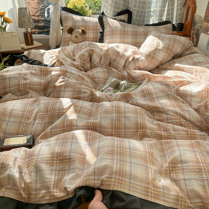 91家纺网 家纺一手货源 找家纺 韩巢家纺 2025新款双层纱经典复古风格子被套四件套直播热销款学生宿舍寝室床单三件套 鹿灵格纹【黑皱皱花边款】