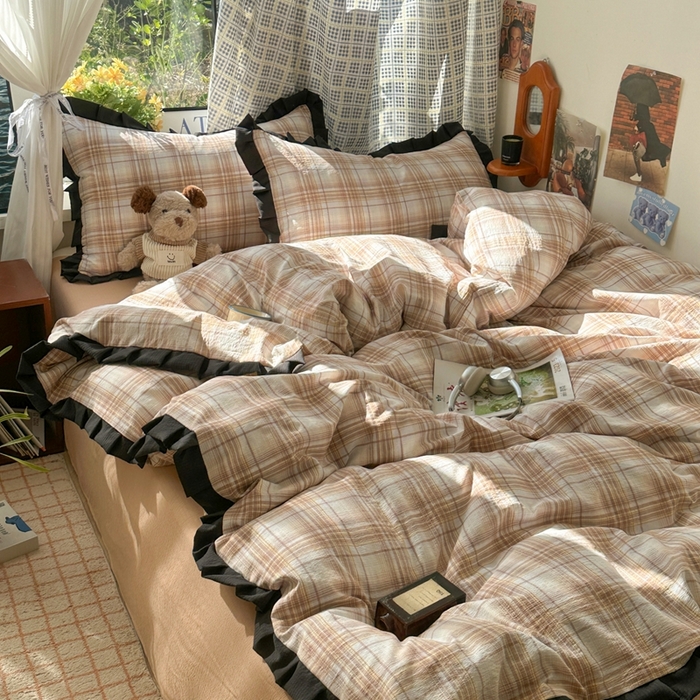 91家纺网 家纺一手货源 找家纺 韩巢家纺 2025新款双层纱经典复古风格子被套四件套直播热销款学生宿舍寝室床单三件套 鹿灵格纹【黑皱皱花边款】