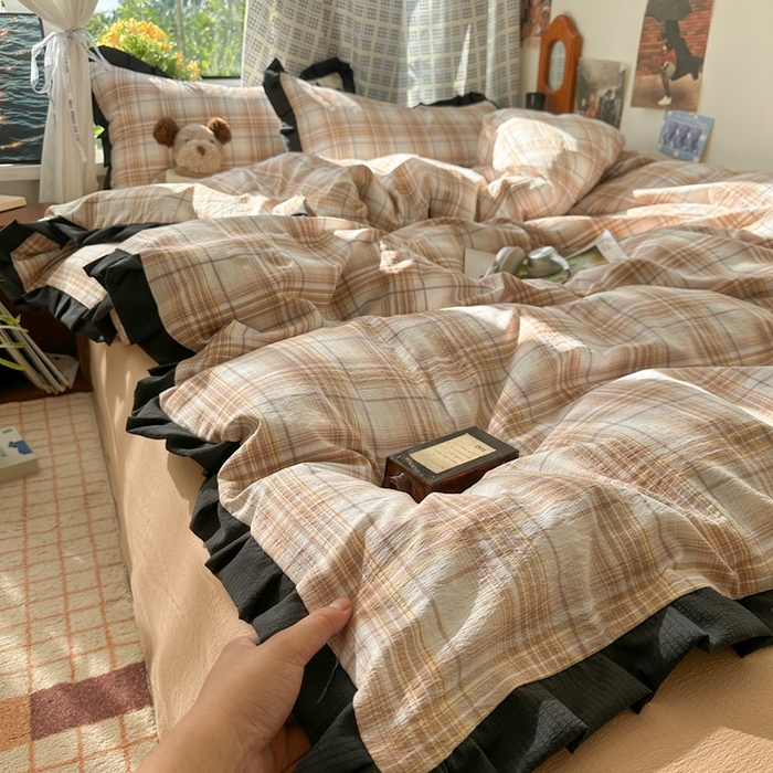 91家纺网 家纺一手货源 找家纺 韩巢家纺 2025新款双层纱经典复古风格子被套四件套直播热销款学生宿舍寝室床单三件套 鹿灵格纹【黑皱皱花边款】