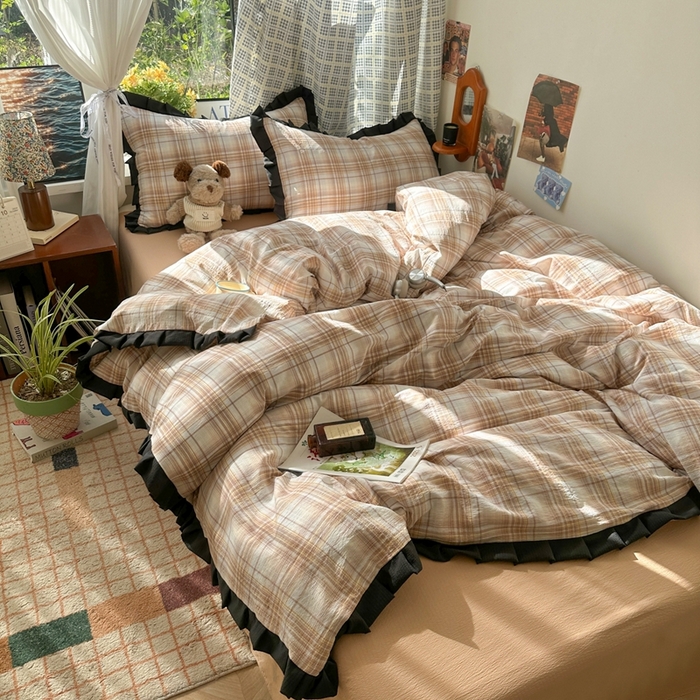 91家纺网 家纺一手货源 找家纺 韩巢家纺 2025新款双层纱经典复古风格子被套四件套直播热销款学生宿舍寝室床单三件套 鹿灵格纹【黑皱皱花边款】