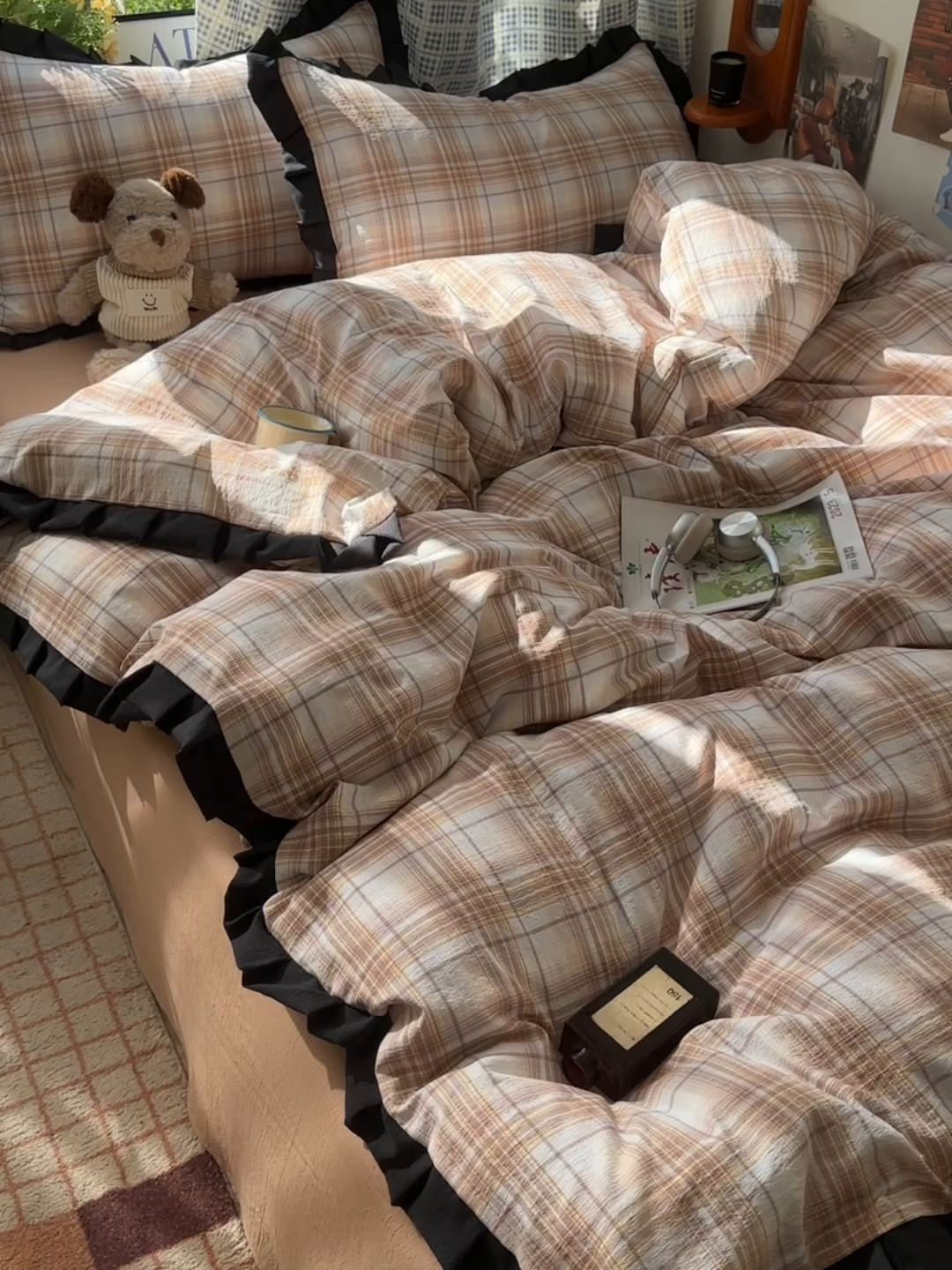 91家纺网 家纺一手货源 找家纺 韩巢家纺 2025新款双层纱经典复古风格子被套四件套直播热销款学生宿舍寝室床单三件套 鹿灵格纹【黑皱皱花边款】