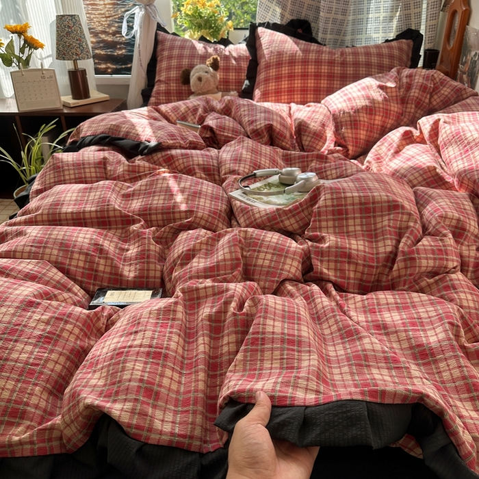 91家纺网 家纺一手货源 找家纺 韩巢家纺 2025新款双层纱经典复古风格子被套四件套直播热销款学生宿舍寝室床单三件套 圣诞格纹【黑皱皱花边款】