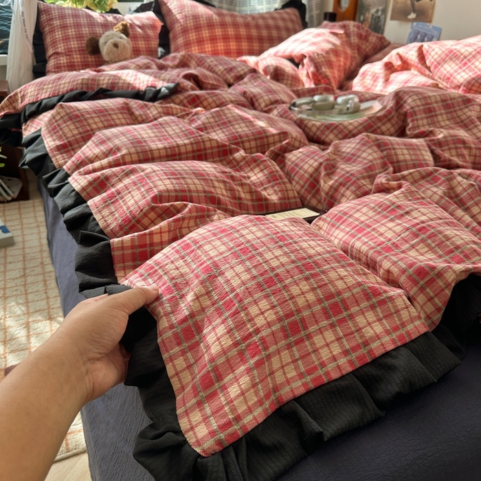 91家纺网 家纺一手货源 找家纺 韩巢家纺 2025新款双层纱经典复古风格子被套四件套直播热销款学生宿舍寝室床单三件套 圣诞格纹【黑皱皱花边款】
