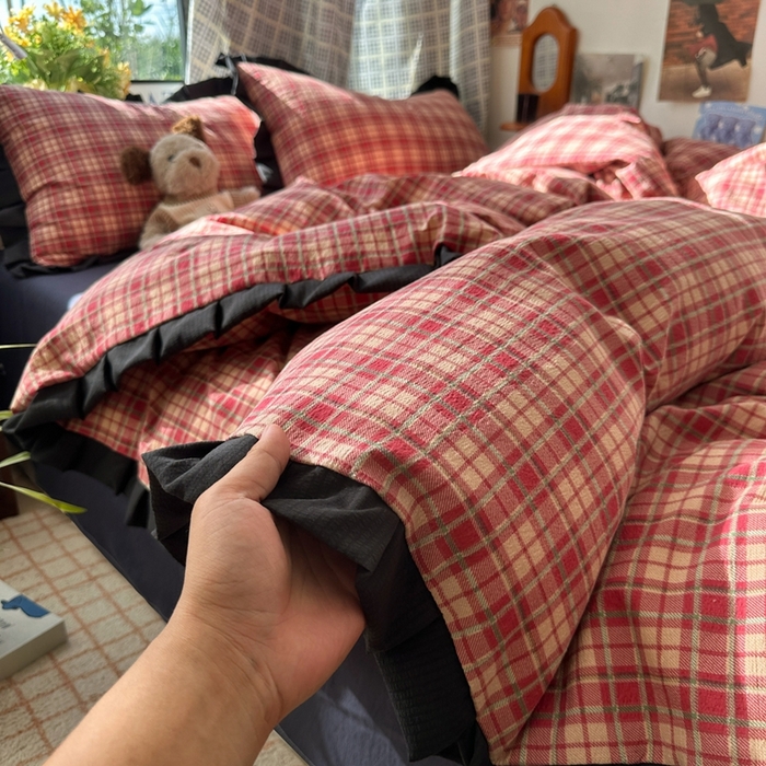 91家纺网 家纺一手货源 找家纺 韩巢家纺 2025新款双层纱经典复古风格子被套四件套直播热销款学生宿舍寝室床单三件套 圣诞格纹【黑皱皱花边款】