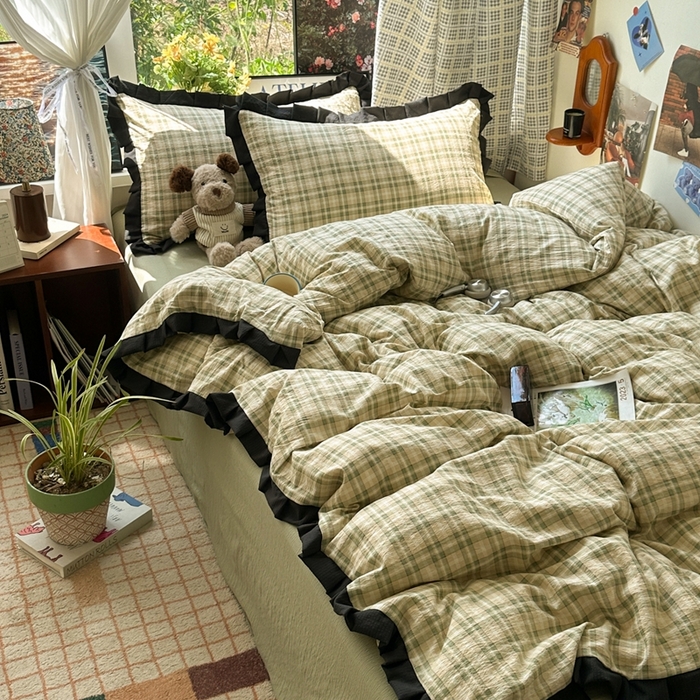 91家纺网 家纺一手货源 找家纺 韩巢家纺 2025新款双层纱经典复古风格子被套四件套直播热销款学生宿舍寝室床单三件套 松野格纹【黑皱皱花边款】