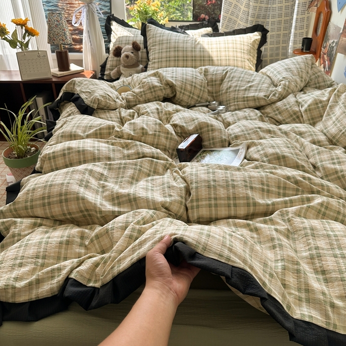 91家纺网 家纺一手货源 找家纺 韩巢家纺 2025新款双层纱经典复古风格子被套四件套直播热销款学生宿舍寝室床单三件套 松野格纹【黑皱皱花边款】