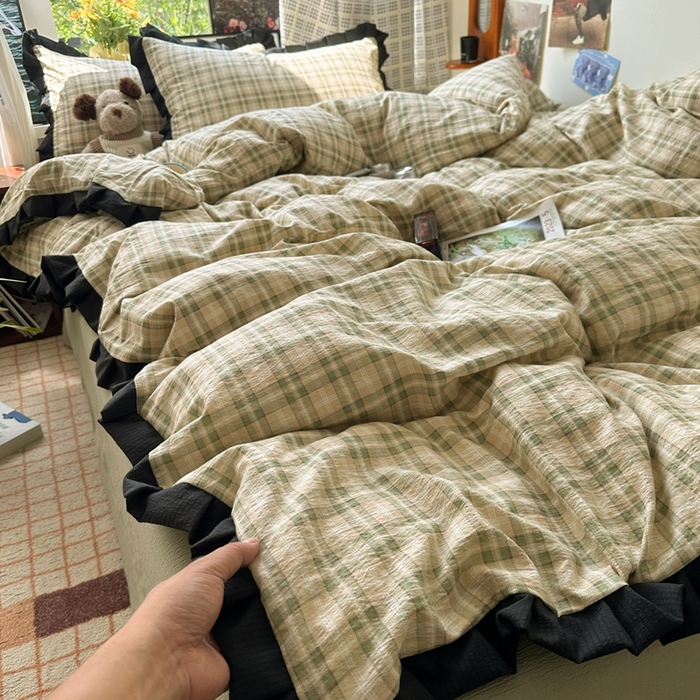 91家纺网 家纺一手货源 找家纺 韩巢家纺 2025新款双层纱经典复古风格子被套四件套直播热销款学生宿舍寝室床单三件套 松野格纹【黑皱皱花边款】