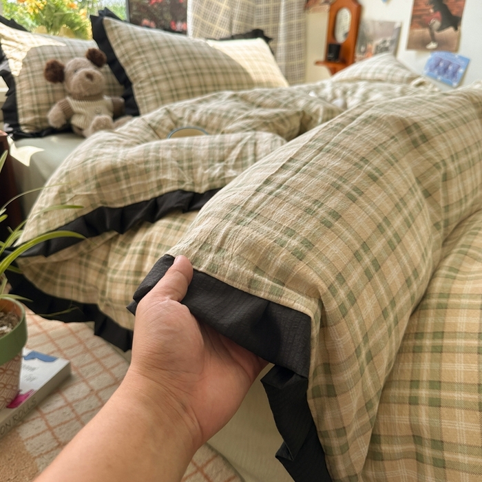91家纺网 家纺一手货源 找家纺 韩巢家纺 2025新款双层纱经典复古风格子被套四件套直播热销款学生宿舍寝室床单三件套 松野格纹【黑皱皱花边款】