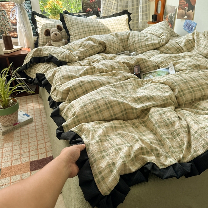 91家纺网 家纺一手货源 找家纺 韩巢家纺 2025新款双层纱经典复古风格子被套四件套直播热销款学生宿舍寝室床单三件套 松野格纹【黑皱皱花边款】