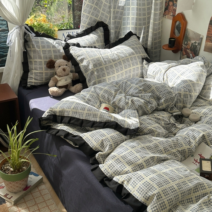 91家纺网 家纺一手货源 找家纺 韩巢家纺 2025新款双层纱经典复古风格子被套四件套直播热销款学生宿舍寝室床单三件套 银河格纹【黑皱皱花边款】