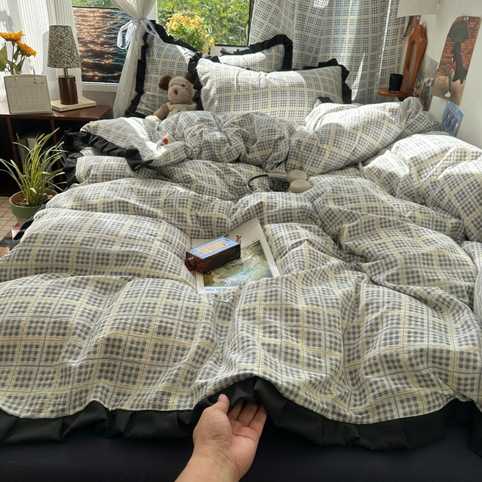 91家纺网 家纺一手货源 找家纺 韩巢家纺 2025新款双层纱经典复古风格子被套四件套直播热销款学生宿舍寝室床单三件套 银河格纹【黑皱皱花边款】