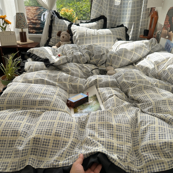 91家纺网 家纺一手货源 找家纺 韩巢家纺 2025新款双层纱经典复古风格子被套四件套直播热销款学生宿舍寝室床单三件套 银河格纹【黑皱皱花边款】