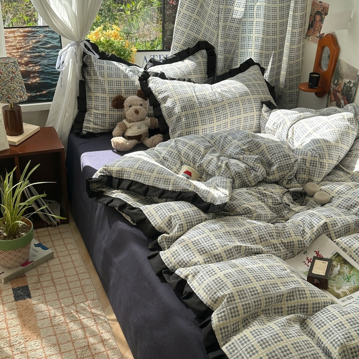 91家纺网 家纺一手货源 找家纺 韩巢家纺 2025新款双层纱经典复古风格子被套四件套直播热销款学生宿舍寝室床单三件套 银河格纹【黑皱皱花边款】