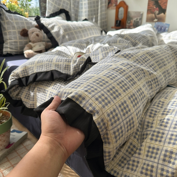 91家纺网 家纺一手货源 找家纺 韩巢家纺 2025新款双层纱经典复古风格子被套四件套直播热销款学生宿舍寝室床单三件套 银河格纹【黑皱皱花边款】