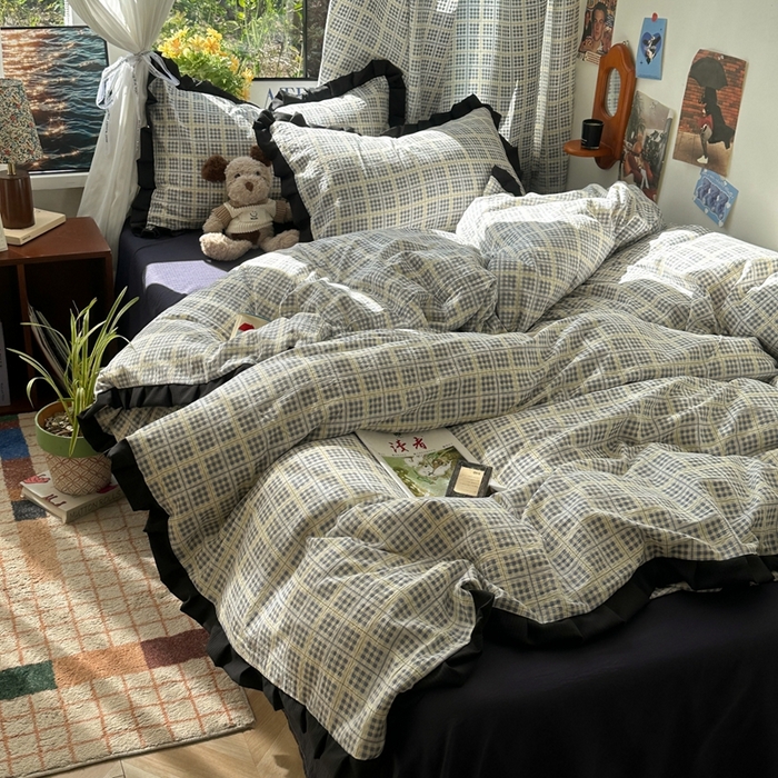 91家纺网 家纺一手货源 找家纺 韩巢家纺 2025新款双层纱经典复古风格子被套四件套直播热销款学生宿舍寝室床单三件套 银河格纹【黑皱皱花边款】