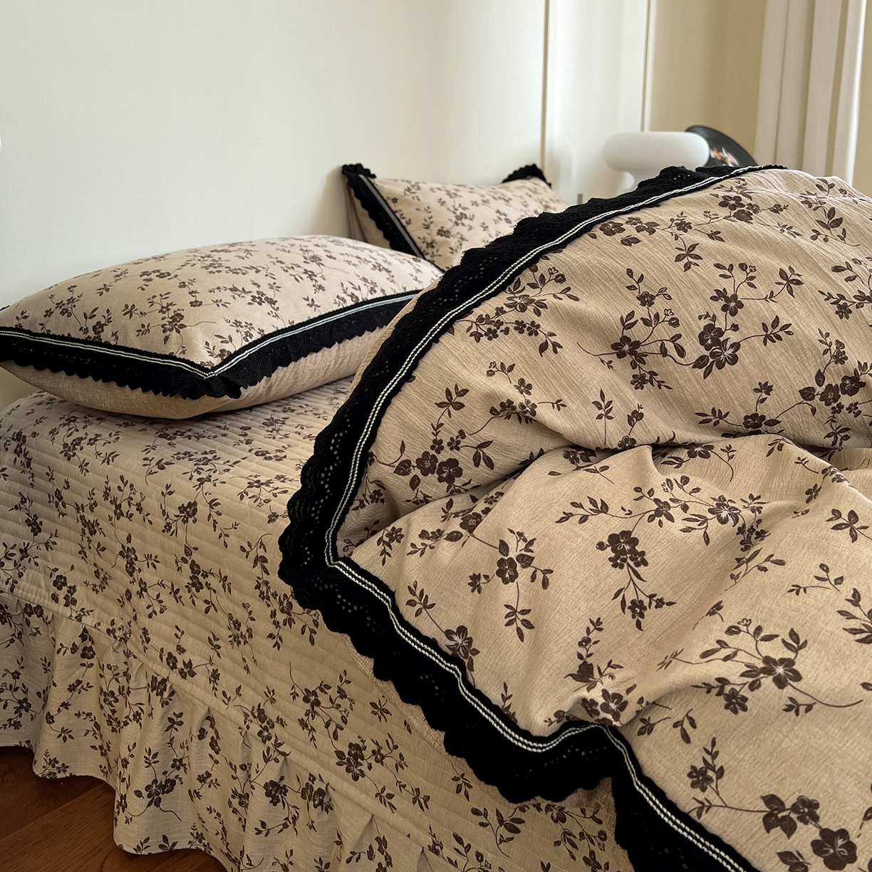 91家纺网 家纺一手货源 找家纺 富米莱（原臻工厂） 2025秋冬新品加厚高克重原麻复古风亚麻高端全棉黑色花边床盖床单四件套 复古黑花边一浮绘花影