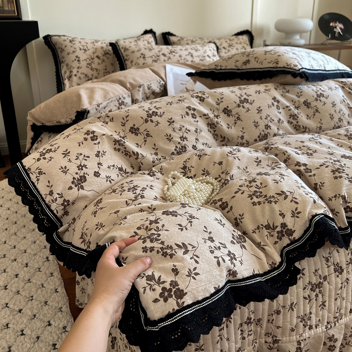 91家纺网 家纺一手货源 找家纺 富米莱（原臻工厂） 2025秋冬新品加厚高克重原麻复古风亚麻高端全棉黑色花边床盖床单四件套 复古黑花边一浮绘花影