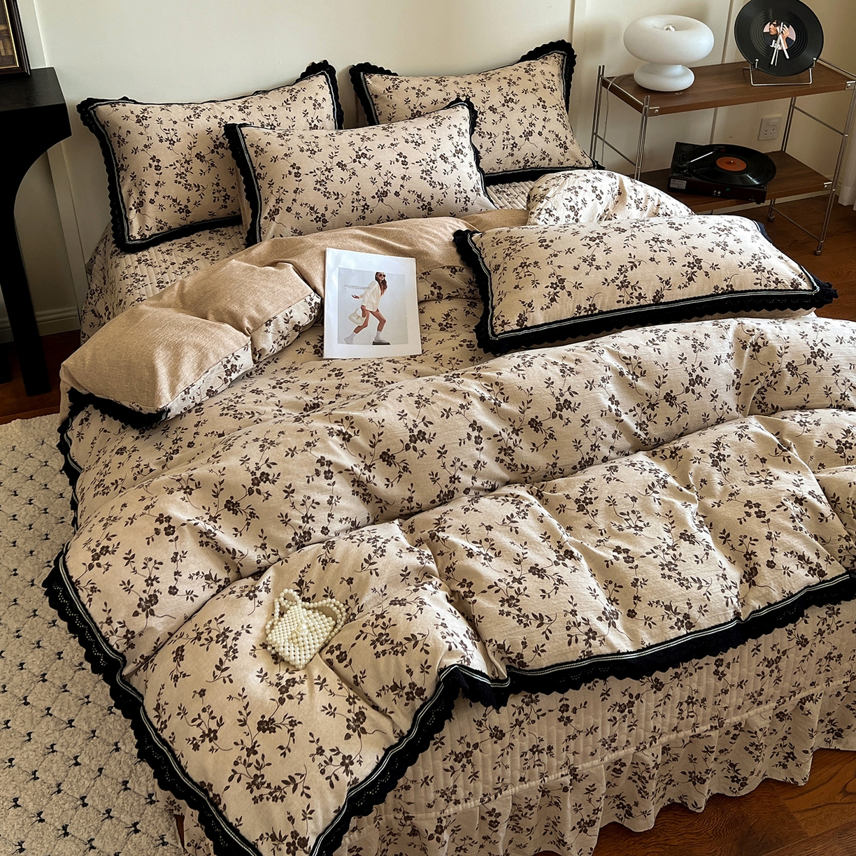 91家纺网 家纺一手货源 找家纺 富米莱（原臻工厂） 2025秋冬新品加厚高克重原麻复古风亚麻高端全棉黑色花边床盖床单四件套 复古黑花边一浮绘花影