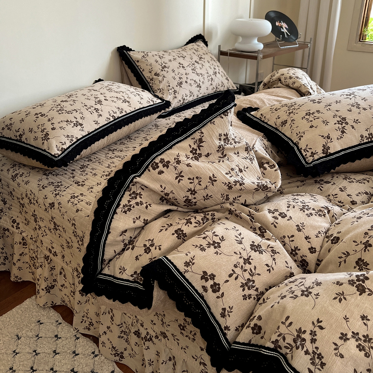 91家纺网 家纺一手货源 找家纺 富米莱（原臻工厂） 2025秋冬新品加厚高克重原麻复古风亚麻高端全棉黑色花边床盖床单四件套 复古黑花边一浮绘花影