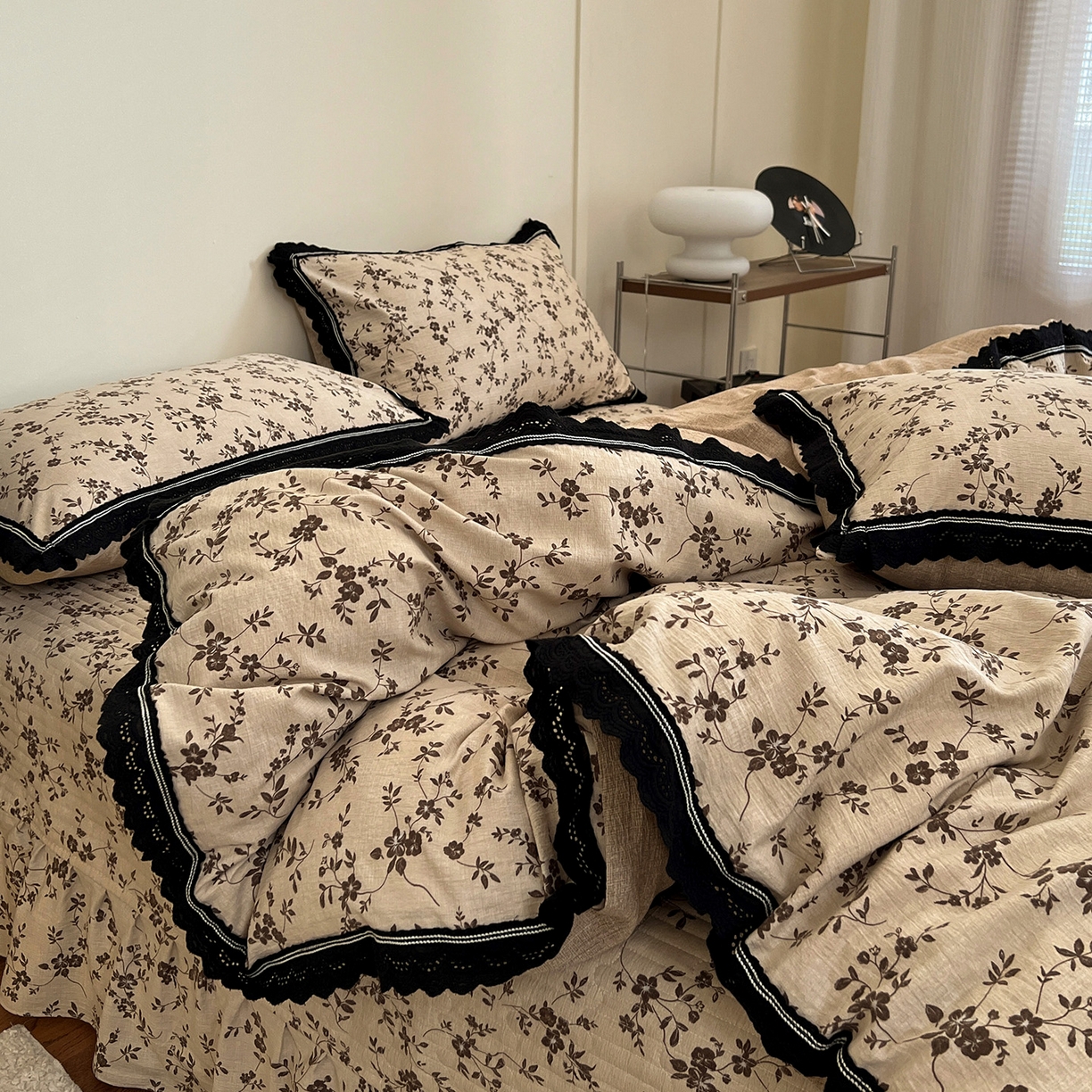 91家纺网 家纺一手货源 找家纺 富米莱（原臻工厂） 2025秋冬新品加厚高克重原麻复古风亚麻高端全棉黑色花边床盖床单四件套 复古黑花边一浮绘花影