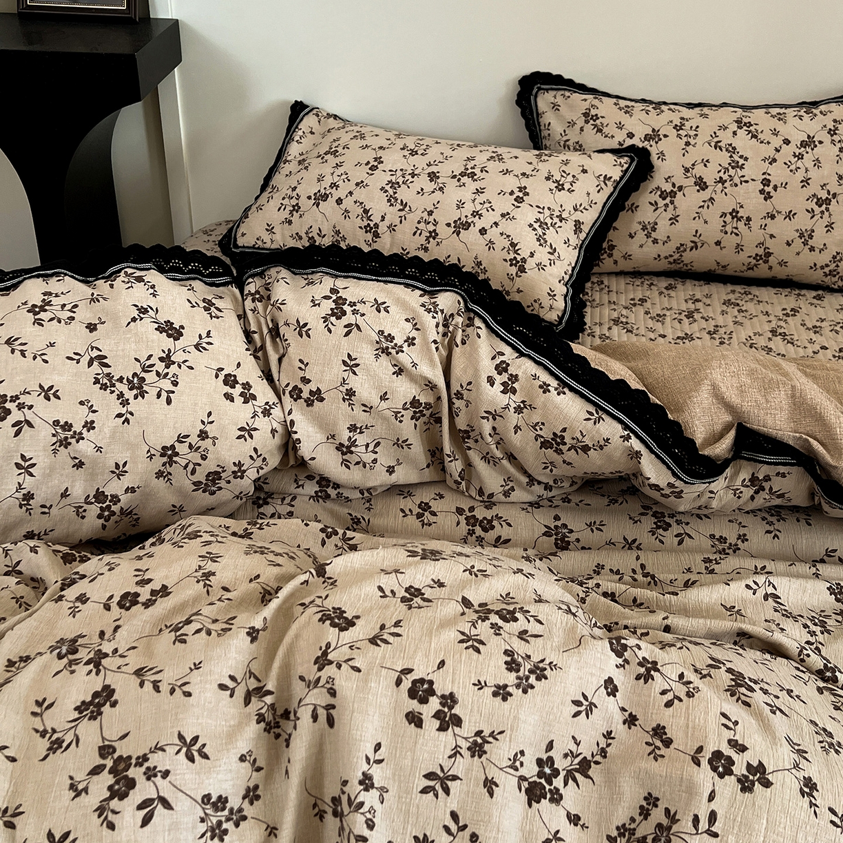 91家纺网 家纺一手货源 找家纺 富米莱（原臻工厂） 2025秋冬新品加厚高克重原麻复古风亚麻高端全棉黑色花边床盖床单四件套 复古黑花边一浮绘花影