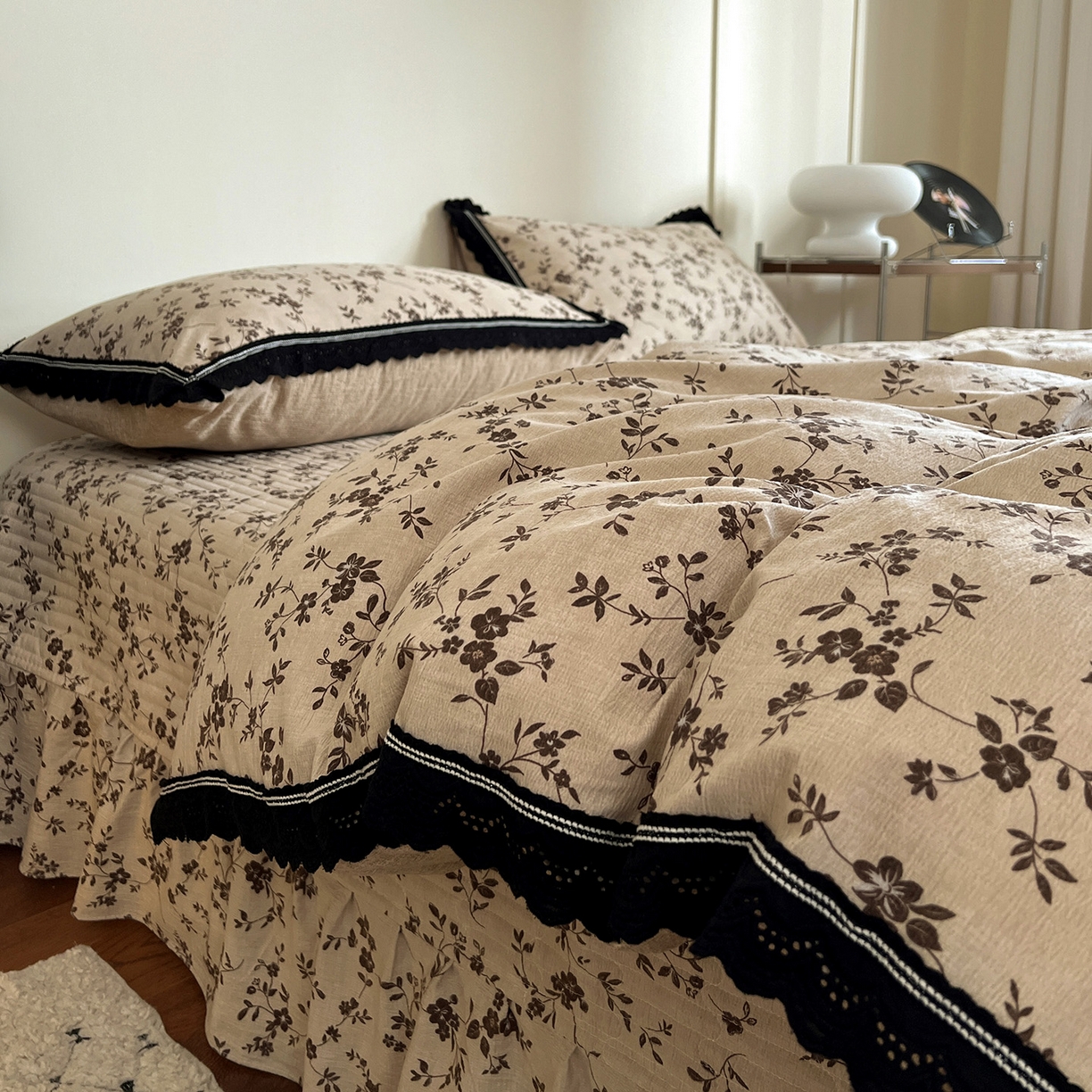 91家纺网 家纺一手货源 找家纺 富米莱（原臻工厂） 2025秋冬新品加厚高克重原麻复古风亚麻高端全棉黑色花边床盖床单四件套 复古黑花边一浮绘花影