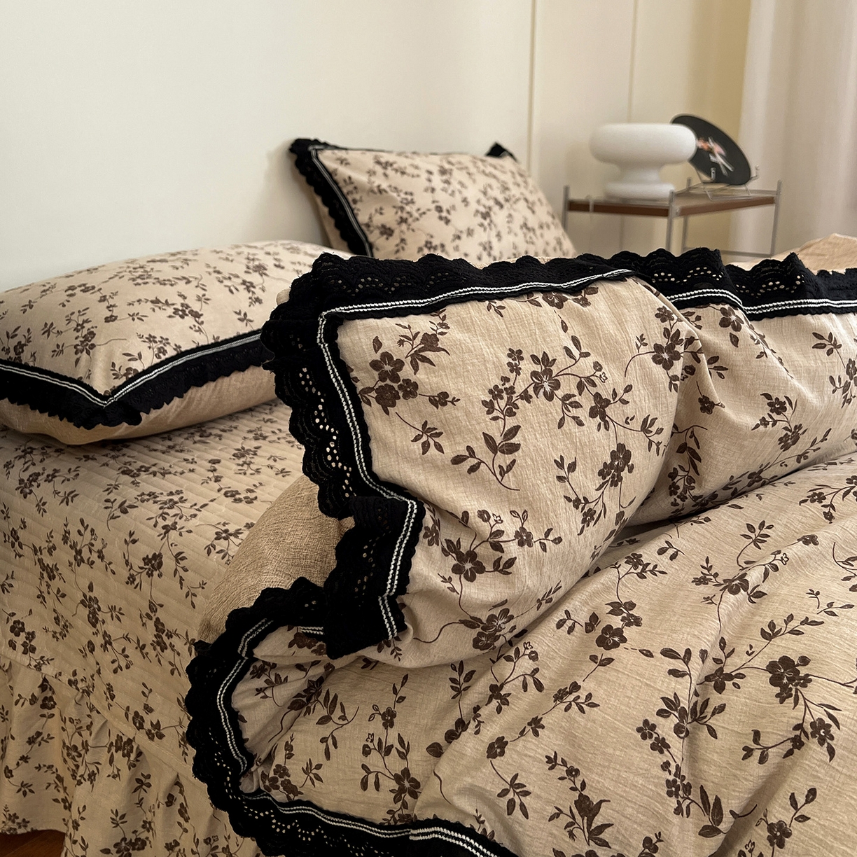 91家纺网 家纺一手货源 找家纺 富米莱（原臻工厂） 2025秋冬新品加厚高克重原麻复古风亚麻高端全棉黑色花边床盖床单四件套 复古黑花边一浮绘花影