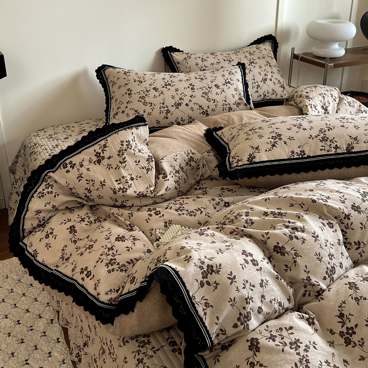 91家纺网 家纺一手货源 找家纺 富米莱（原臻工厂） 2025秋冬新品加厚高克重原麻复古风亚麻高端全棉黑色花边床盖床单四件套 复古黑花边一浮绘花影