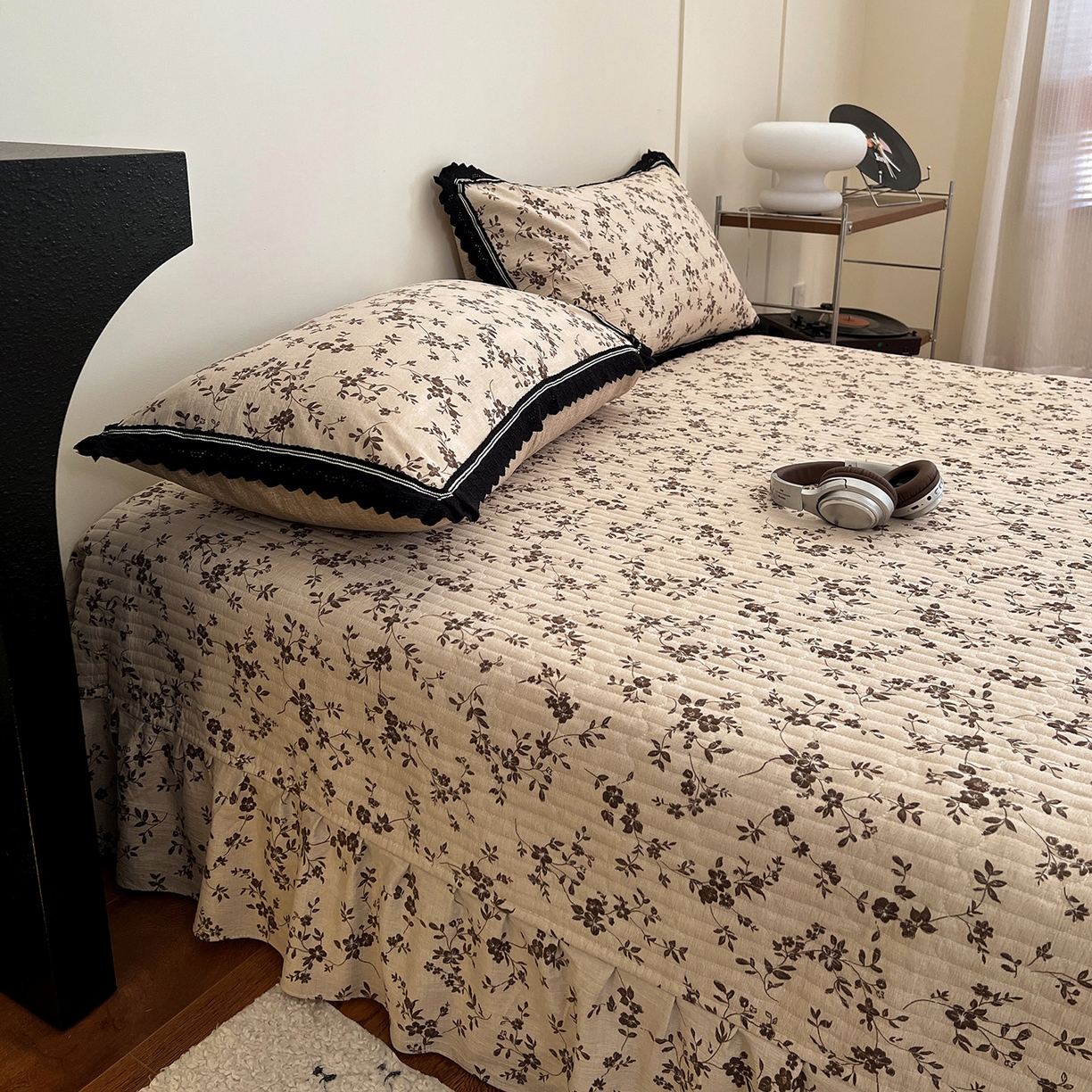 91家纺网 家纺一手货源 找家纺 富米莱（原臻工厂） 2025秋冬新品加厚高克重原麻复古风亚麻高端全棉黑色花边床盖床单四件套 复古黑花边一浮绘花影