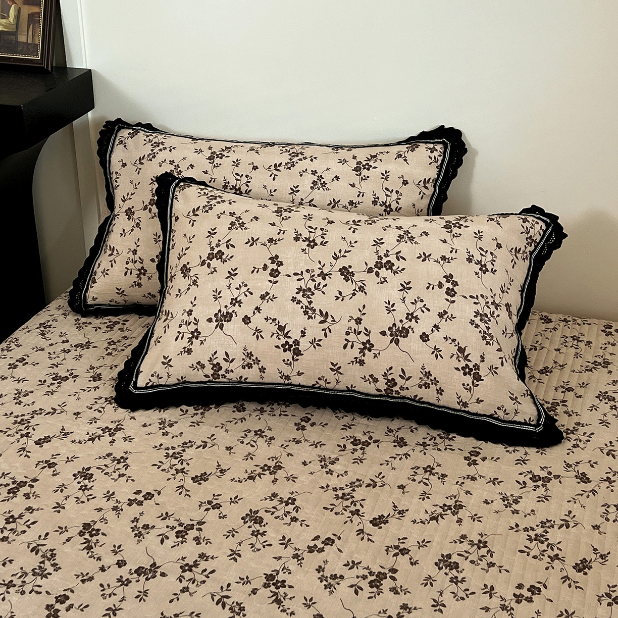 91家纺网 家纺一手货源 找家纺 富米莱（原臻工厂） 2025秋冬新品加厚高克重原麻复古风亚麻高端全棉黑色花边床盖床单四件套 复古黑花边一浮绘花影