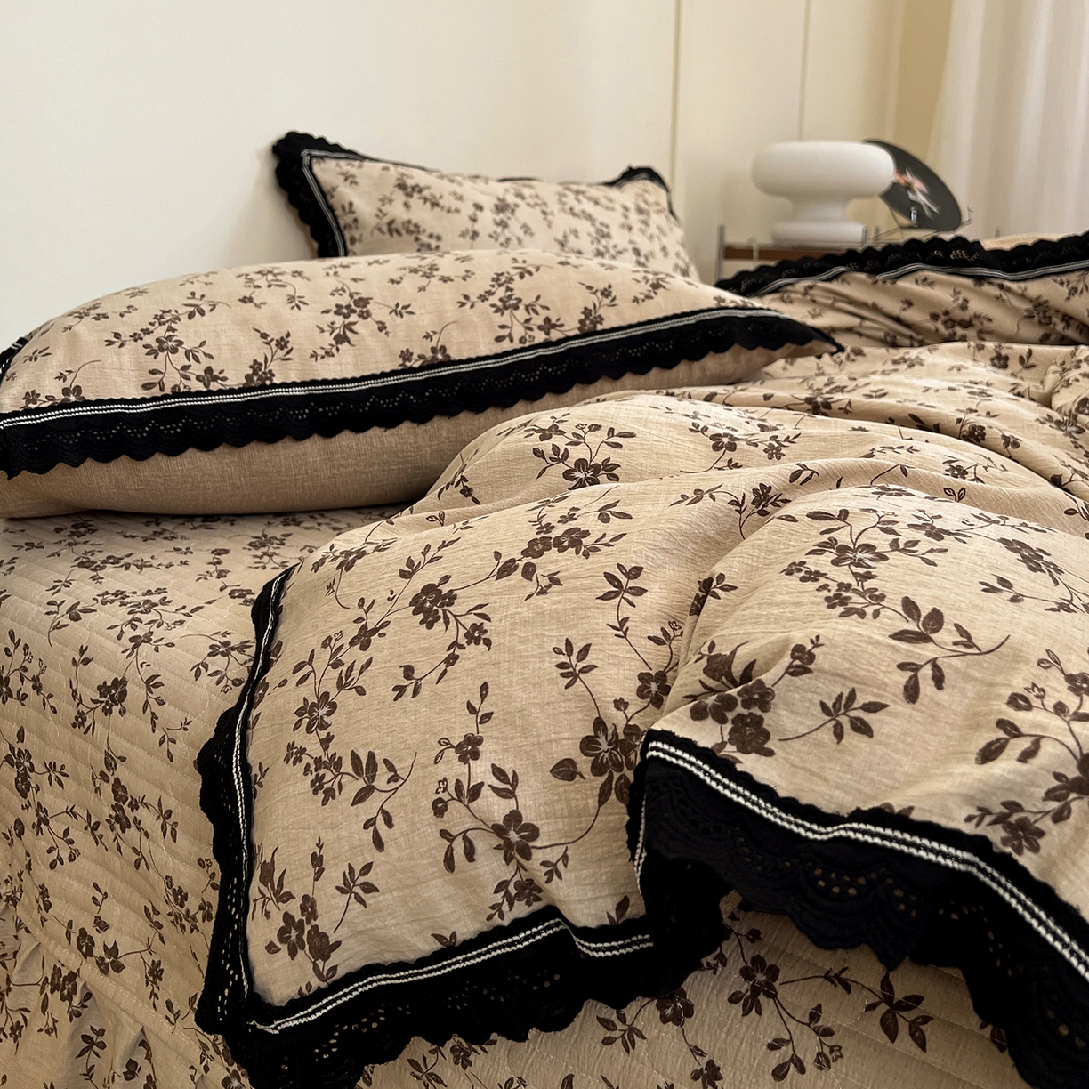 91家纺网 家纺一手货源 找家纺 富米莱（原臻工厂） 2025秋冬新品加厚高克重原麻复古风亚麻高端全棉黑色花边床盖床单四件套 复古黑花边一浮绘花影