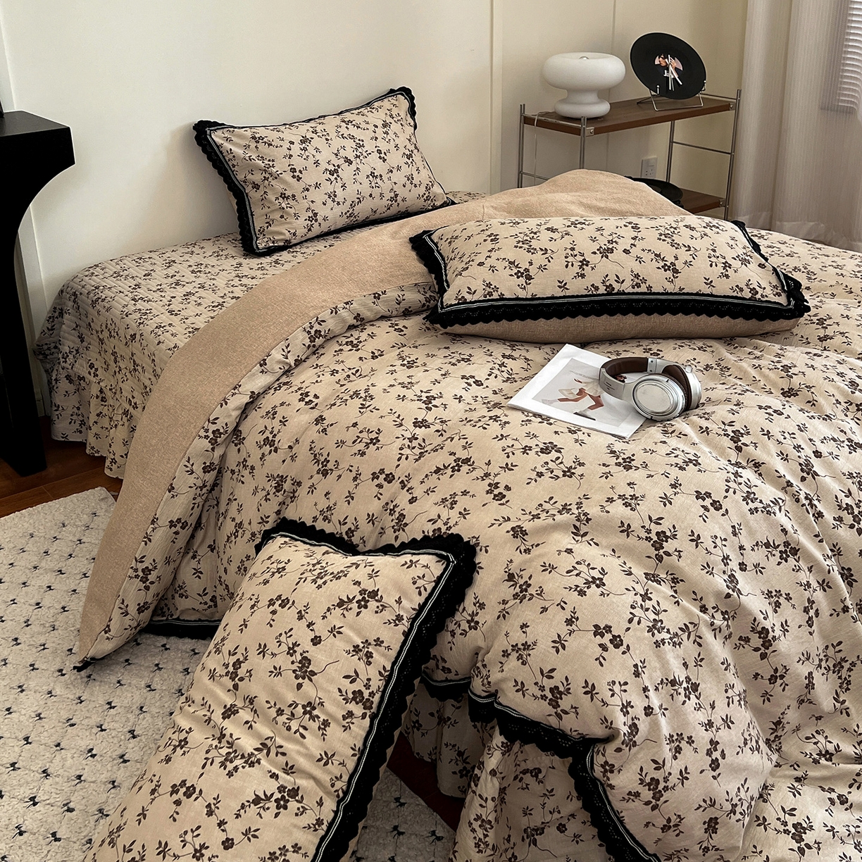 91家纺网 家纺一手货源 找家纺 富米莱（原臻工厂） 2025秋冬新品加厚高克重原麻复古风亚麻高端全棉黑色花边床盖床单四件套 复古黑花边一浮绘花影