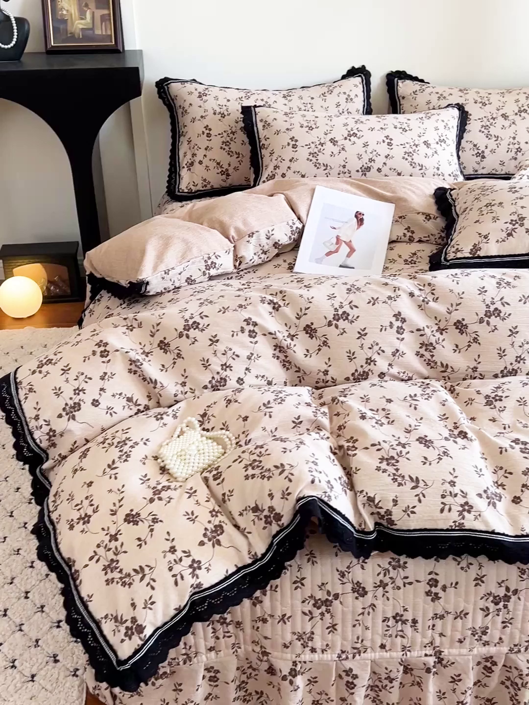 91家纺网 家纺一手货源 找家纺 富米莱（原臻工厂） 2025秋冬新品加厚高克重原麻复古风亚麻高端全棉黑色花边床盖床单四件套 复古黑花边一浮绘花影